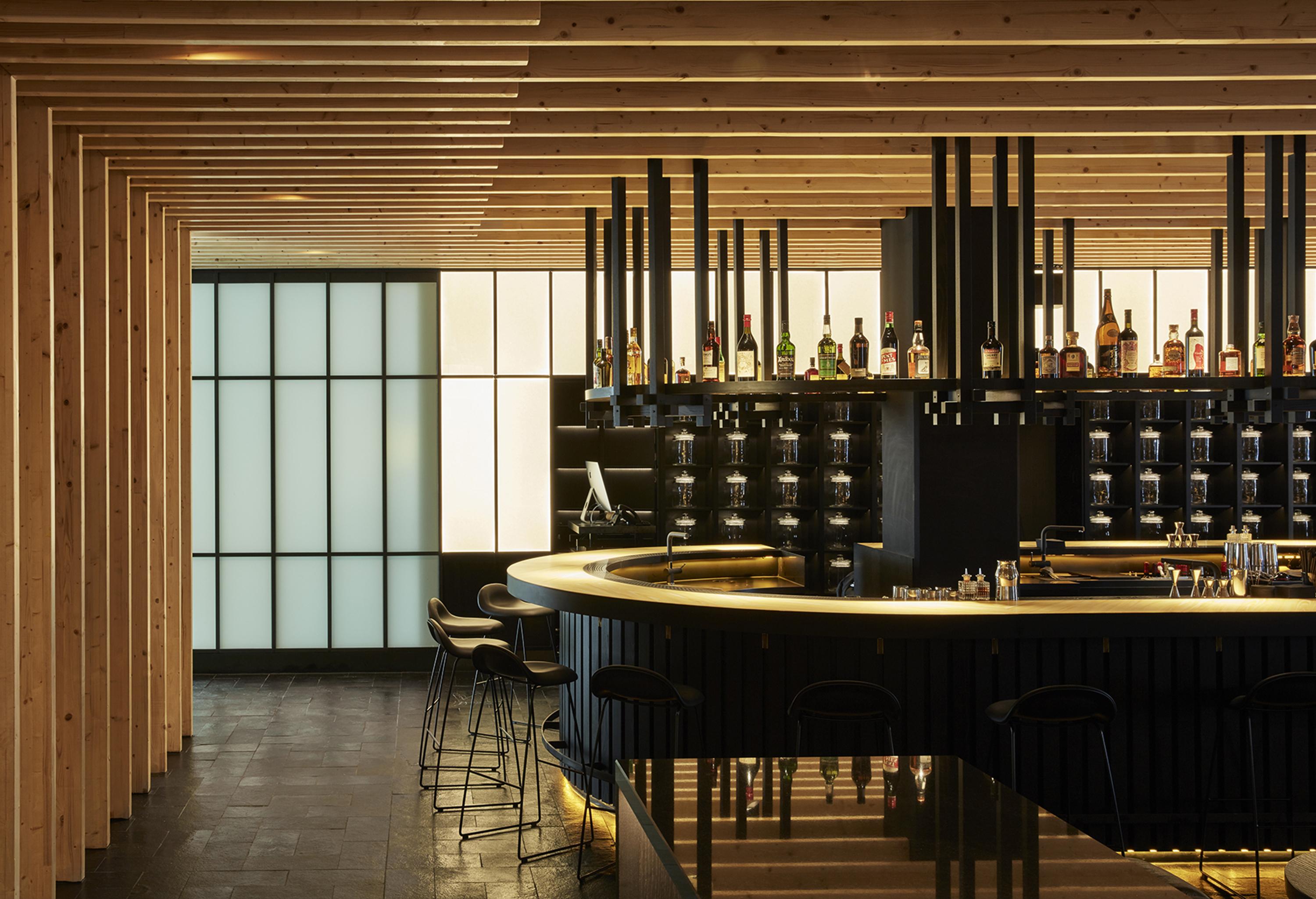 Roomers Munich, Autograph Collection Exterior foto The bar at the restaurant