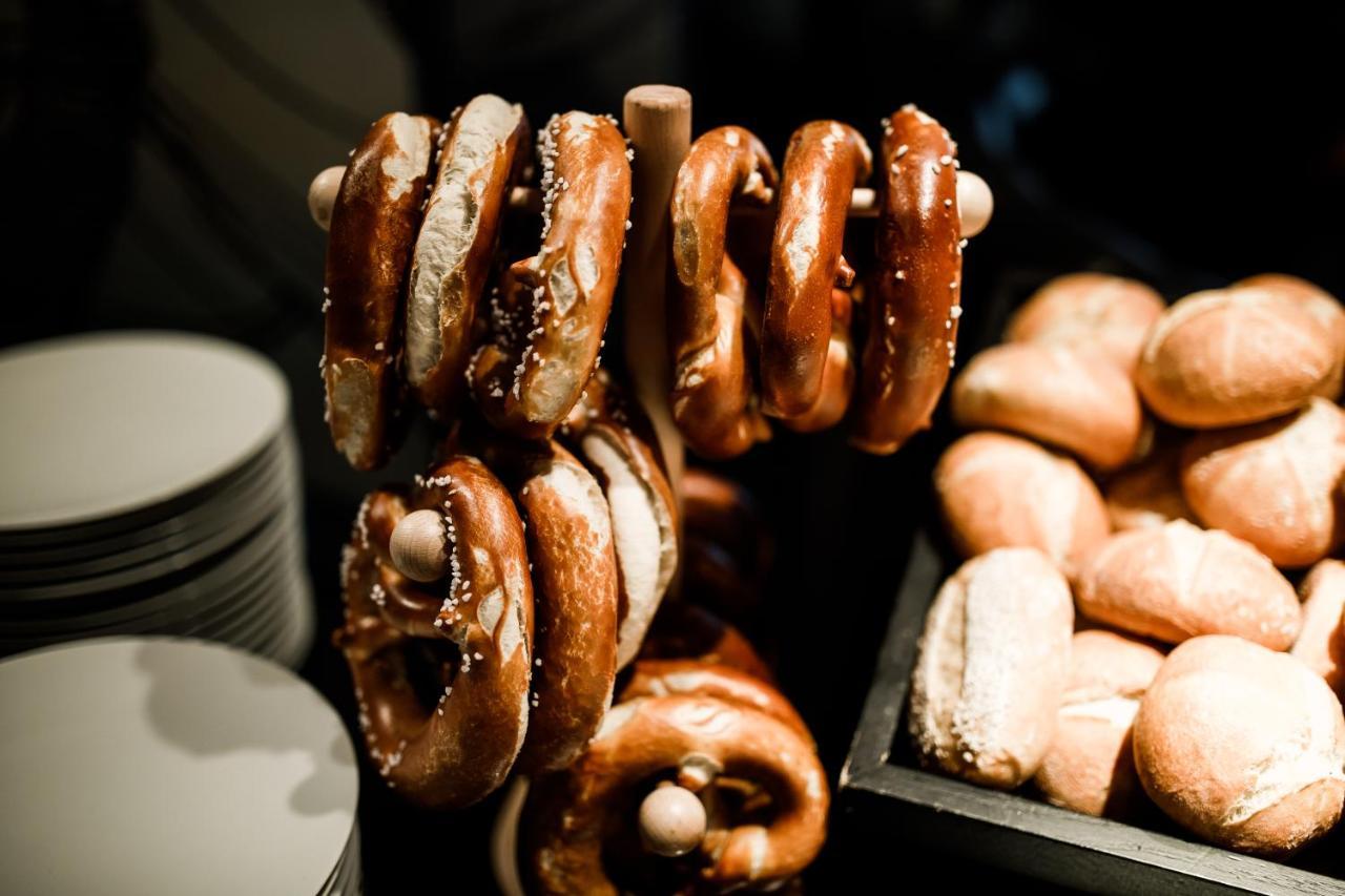 Roomers Munich, Autograph Collection Exterior foto Pretzels