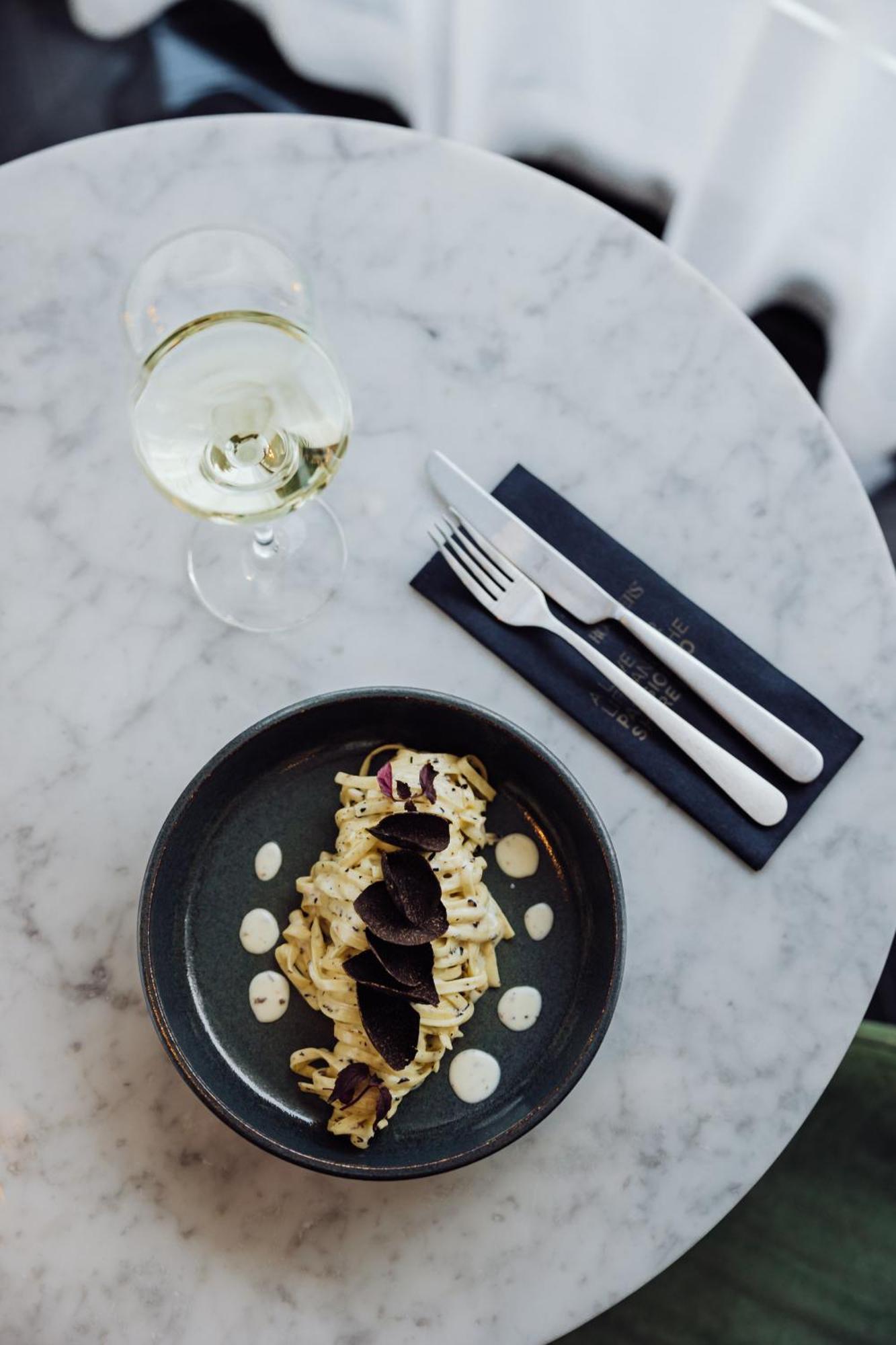 Roomers Munich, Autograph Collection Exterior foto A place setting with a wine glass, a fork and a knife