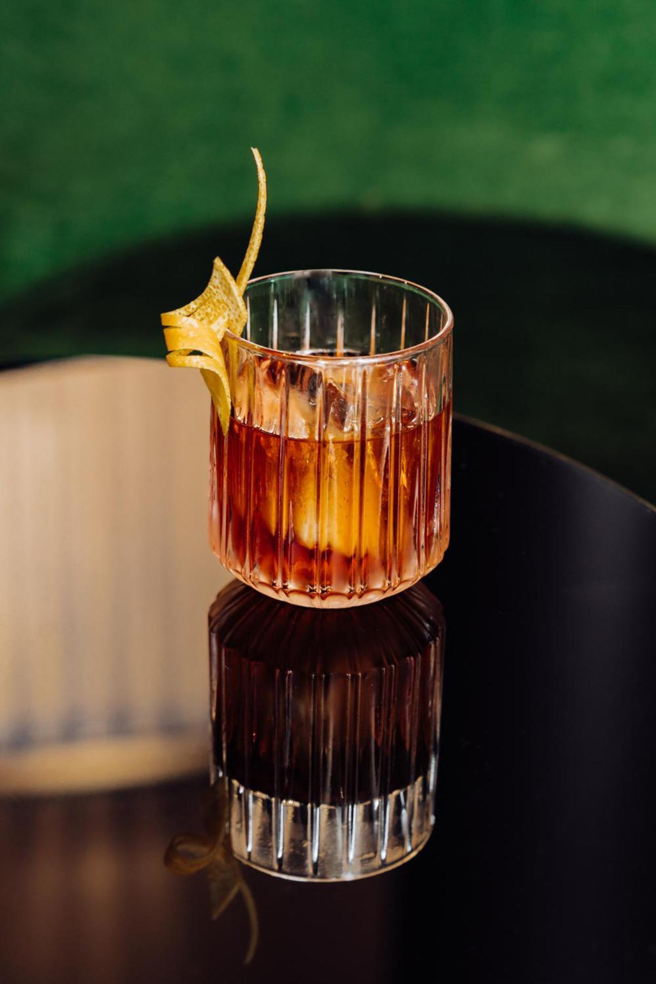 Roomers Munich, Autograph Collection Exterior foto A Manhattan cocktail