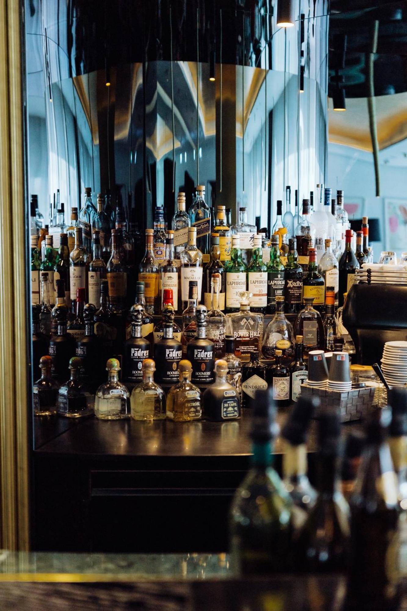 Roomers Munich, Autograph Collection Exterior foto A selection of liqueurs
