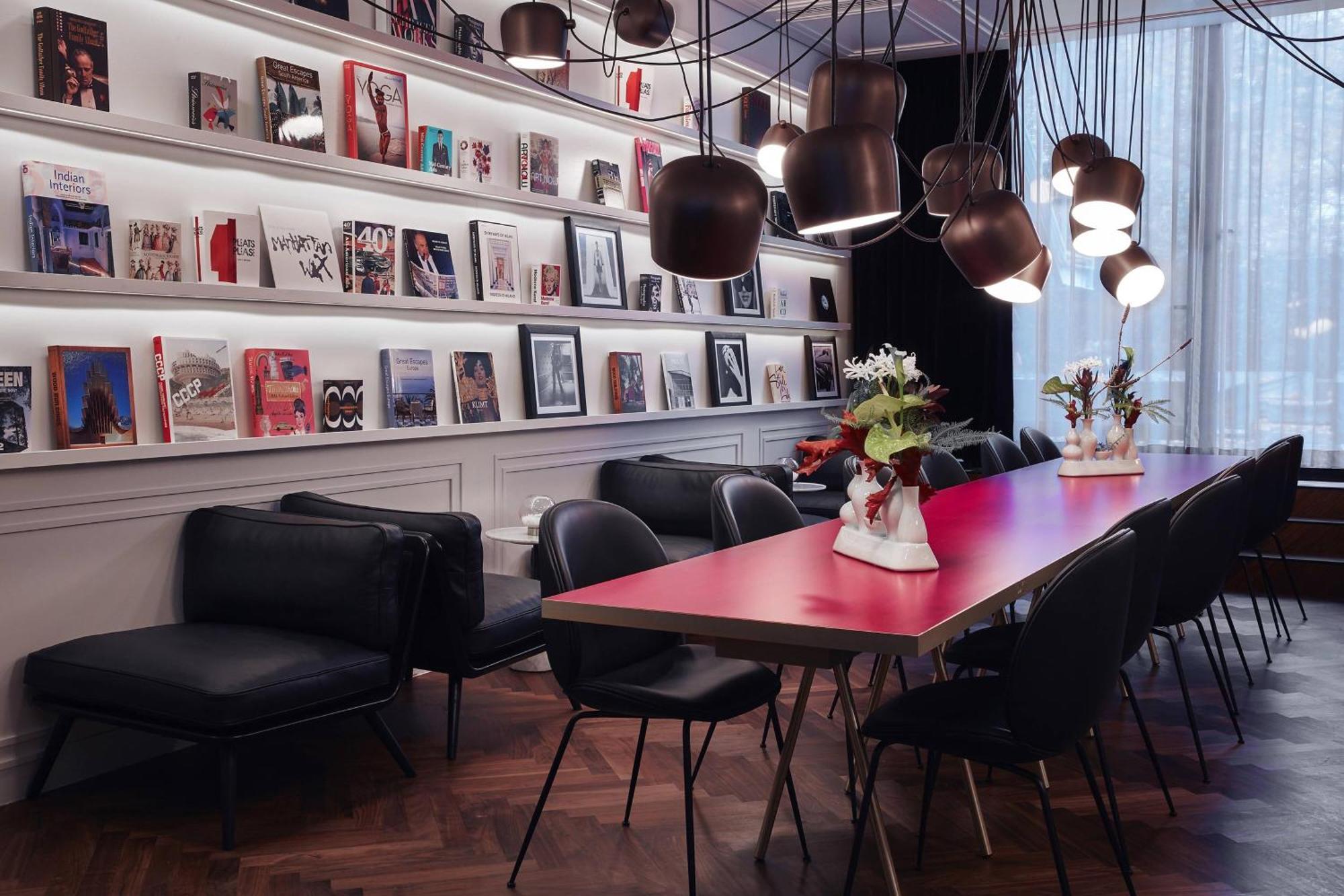 Roomers Munich, Autograph Collection Exterior foto Library at the Hotel