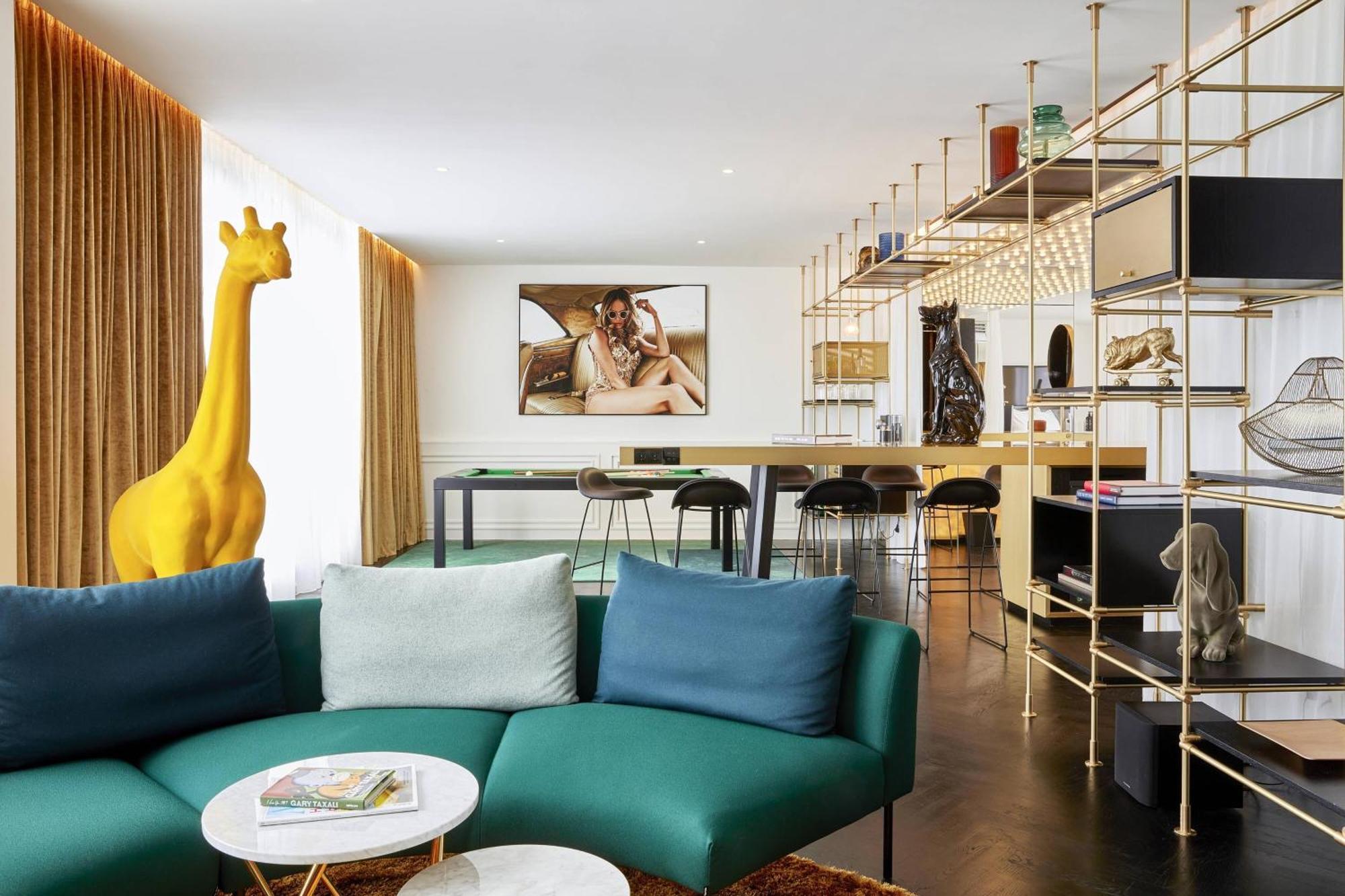 Roomers Munich, Autograph Collection Exterior foto The interior of a suite at the Standard London