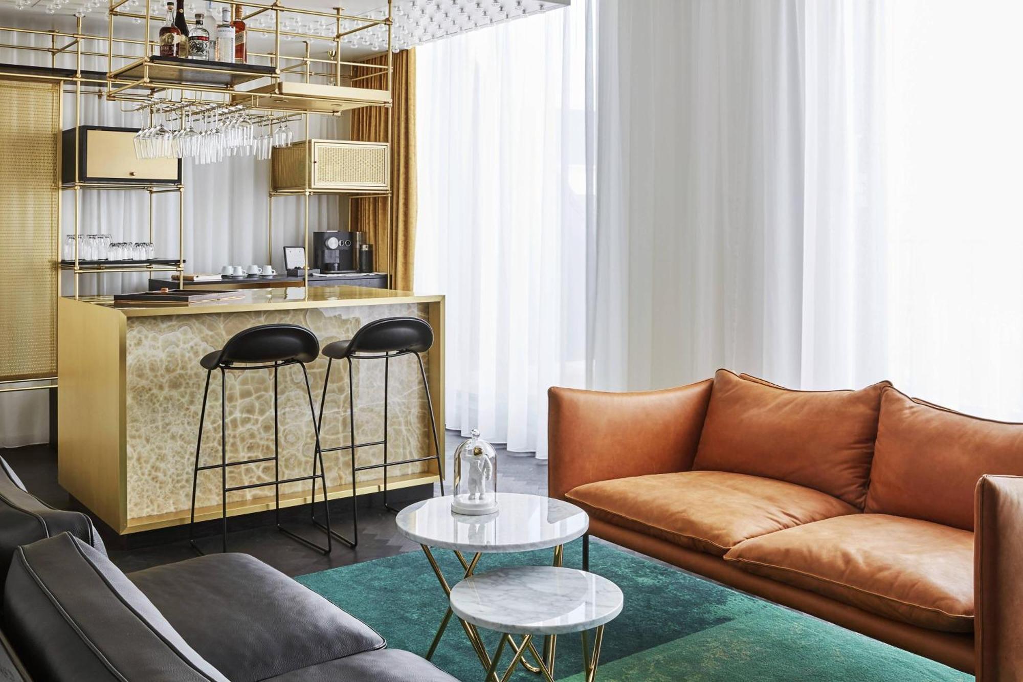 Roomers Munich, Autograph Collection Exterior foto The living room of a penthouse at The Standard East Village