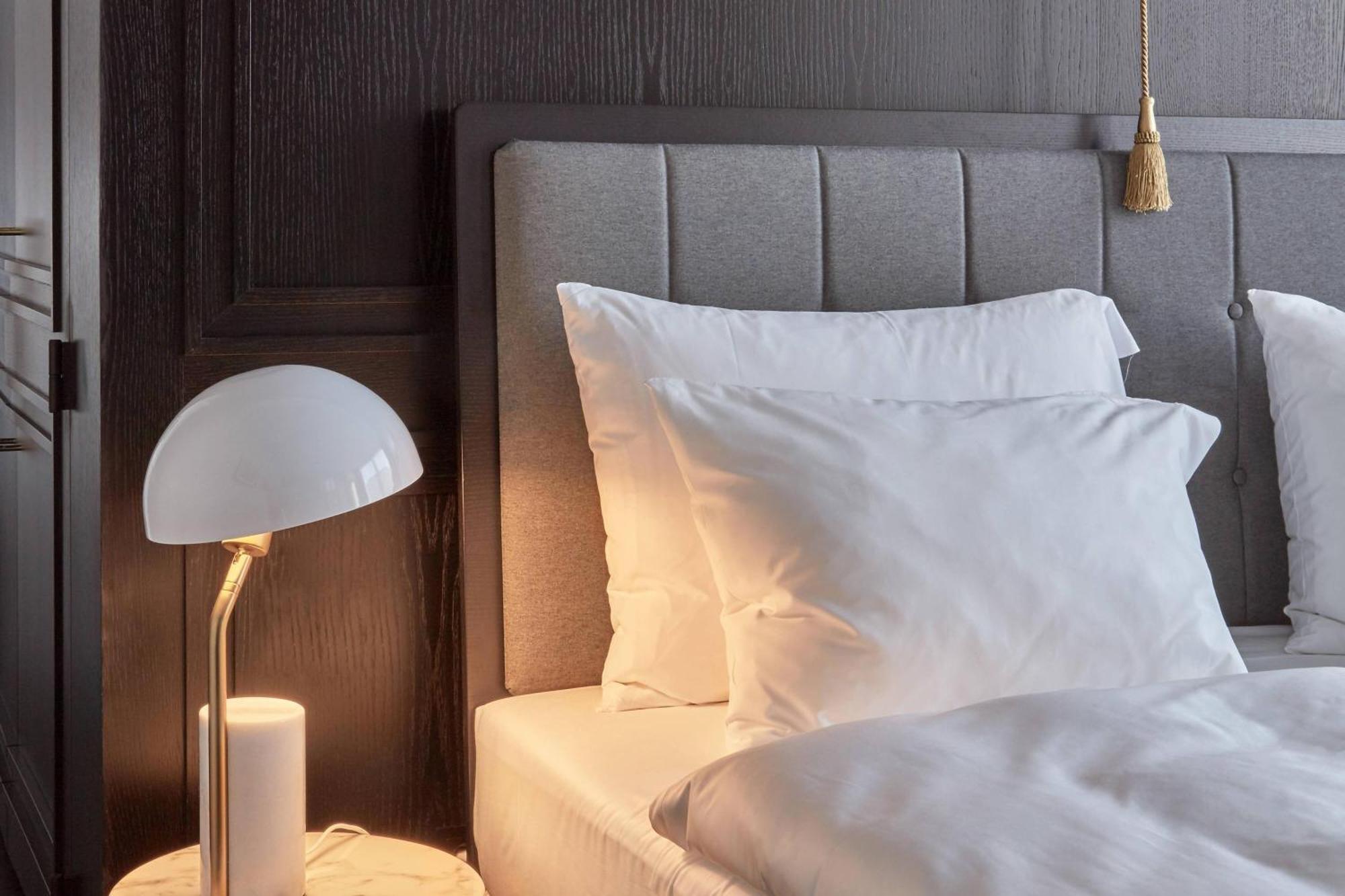 Roomers Munich, Autograph Collection Exterior foto A bed with pillows