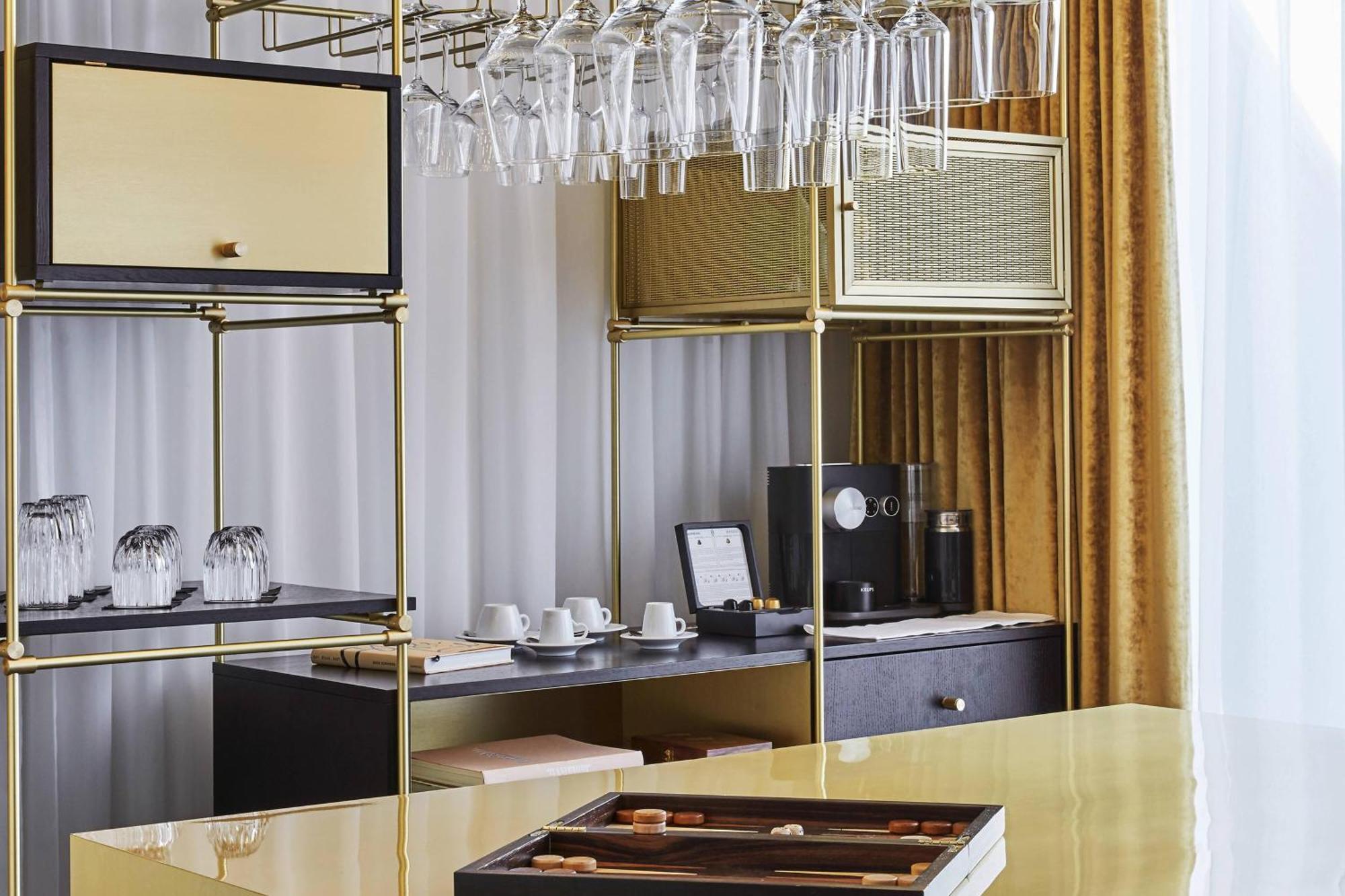 Roomers Munich, Autograph Collection Exterior foto A mini-bar in a hotel room