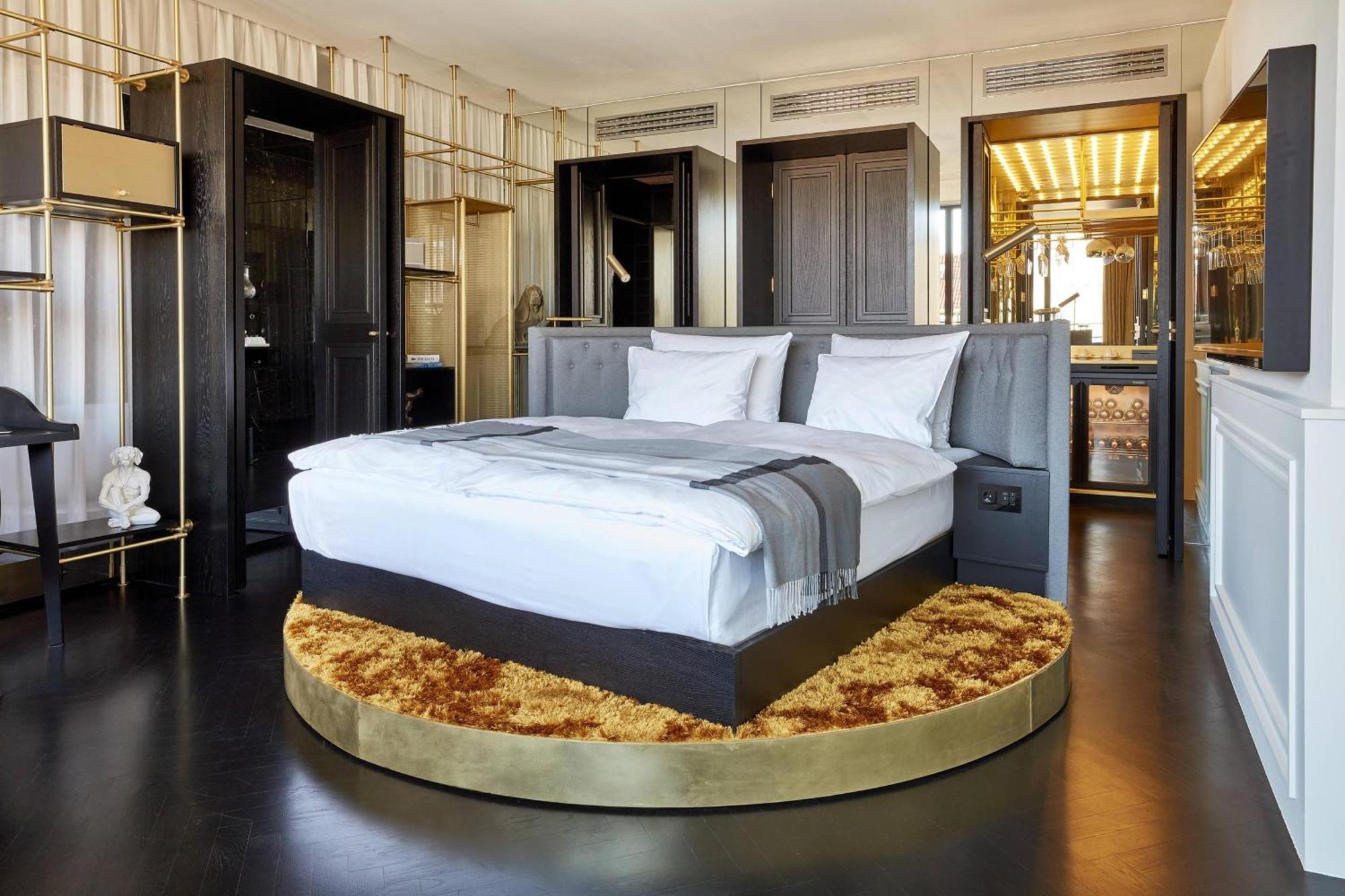 Roomers Munich, Autograph Collection Exterior foto A bedroom at the Mandarin Oriental, Munich
